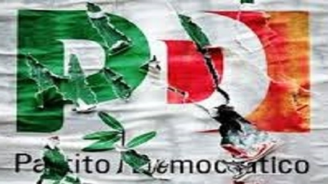 Il simbolo del PD appare oggi sbiadito e graffiato.