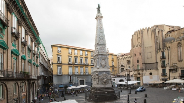 Piazza San Domenico Maggiore, il luogo dove &egrave; morto Emanuele Pirozzi