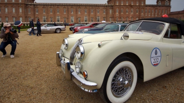 Un' auto del Gran Premio del Salone dell'Auto davanti alla Reggia