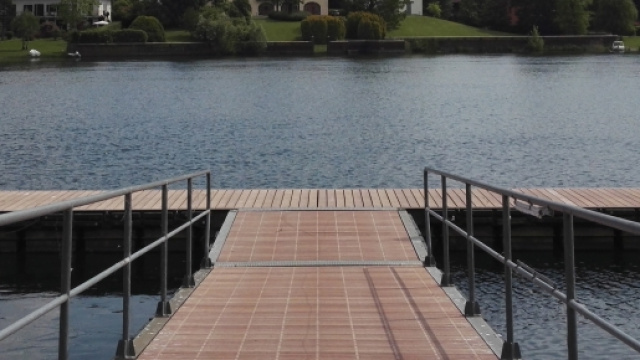 Foto di una passerella sul lago