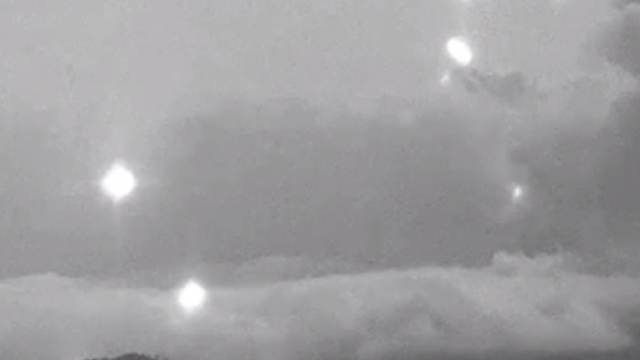 Ufo: strane luci vicino vulcano in eruzione