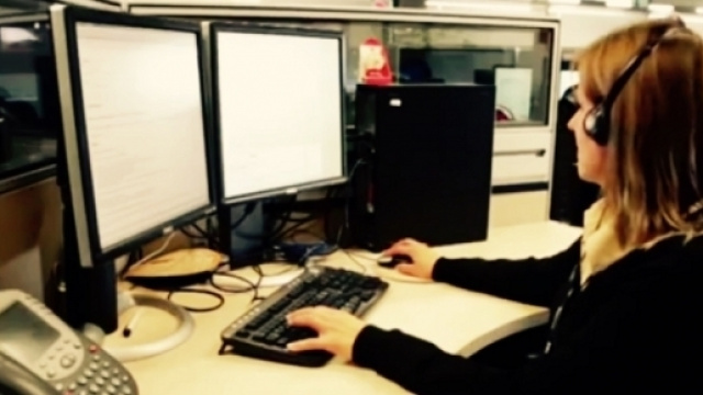 Una giovane al lavoro in un call center