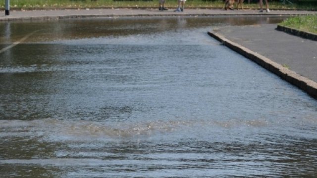 Si rompe la tubatura dell'acquedotto, un quartiere di Milano ... - repubblica.it