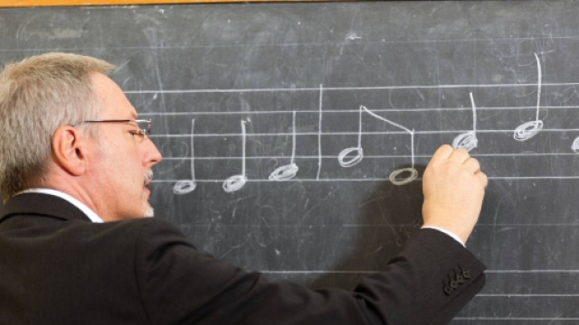 Un insegnante maturo impegnato in una lezione di musica