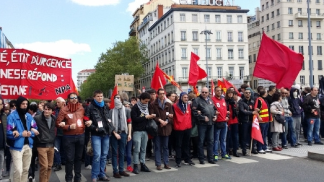 Una protesta di lavoratori contro la crisi economica