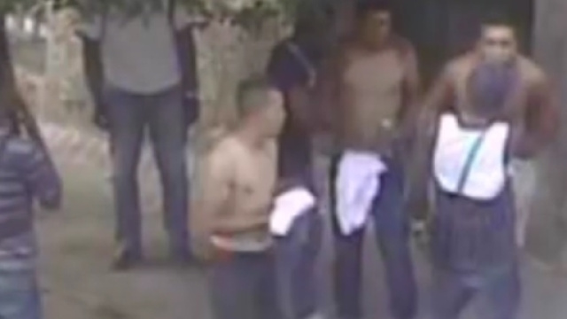 Una scena della rissa ripresa dalle telecamere in Piazza Alpini a Bergamo