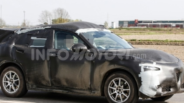 Alfa Romeo Stelvio SUV, foto spia e esordio a Parigi