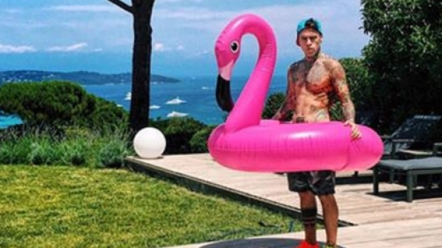 Fedez scherza e posa con un salvagente speciale