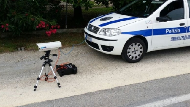 Multe per mancata assicurazione, cintura e guida al telefono grazie al sistema Telelaser.