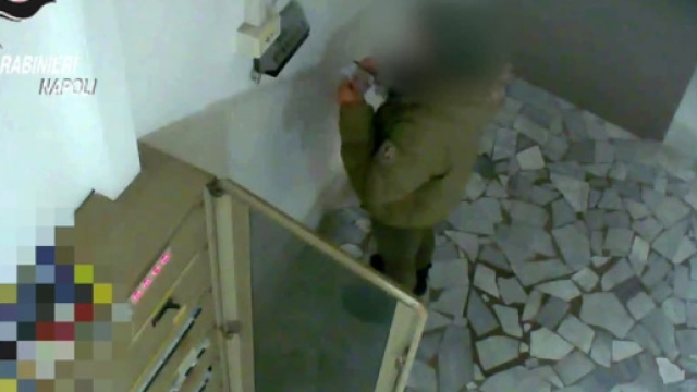 Boscotrecase, un dipendente comunale timbrava pi&ugrave; cartellini proteggendosi dalla telecamera con una scatola di cartone