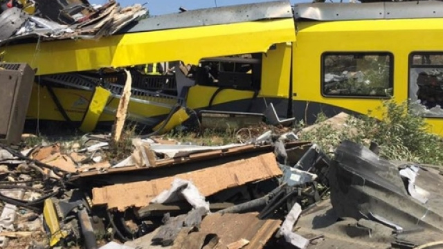 Disastro ferroviario in Puglia: scontro tra treni, almeno 20 morti ... - panorama.it