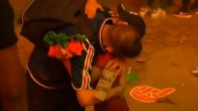 Il bimbo portoghese consola tifoso francese dopo la sconfitta: video simbolo di Euro 2016 fonte foto calcioblog.
