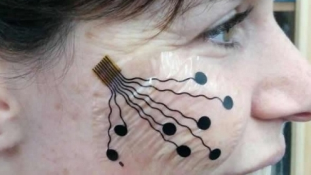 Nanotecnologie: il tatuaggio elettronico che promette di registrare i segnali bioelettrici