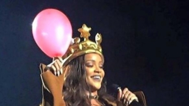 Rihanna durante il mega concerto di Torino