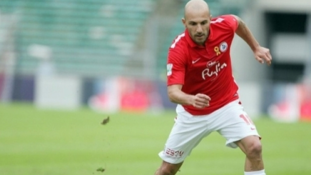 L'attaccante Alessandro Rosina con la maglia del Bari.