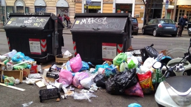 La crisi dei rifiuti urbani travolge Roma Capitale