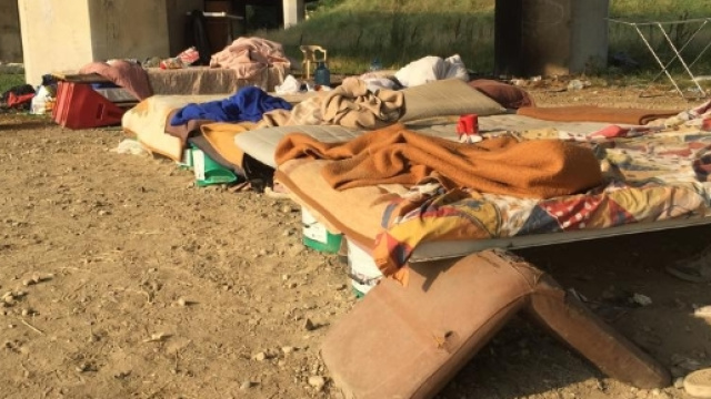 Milano, l'accampamento sotto il viadotto della tangenziale est di Milano. Nel frattempo a Roma, Via Cupa &egrave; nel caos.