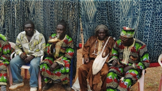 Sc&egrave;be de c&eacute;r&eacute;monie traditionnelle chez les Bamilek&eacute;s du Cameroun