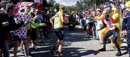 Froome corre por las pendientes del Gigante de la Provenza a la espera de que su equipo le proporcione una nueva bicicleta