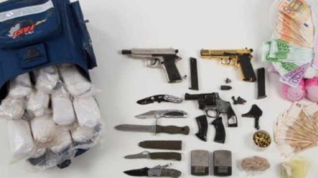 l'eroina sequestrata dalla polizia berlinese insieme a pistole e coltelli