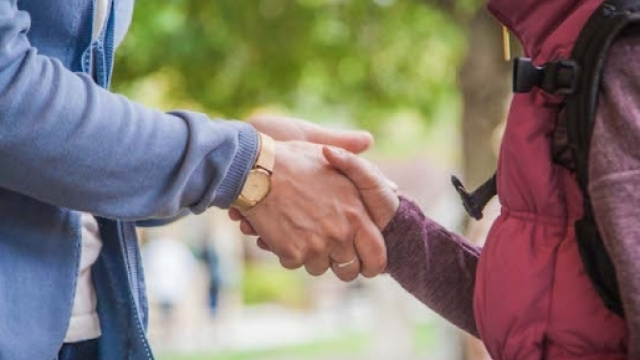La stretta di mano assume significati diversi secondo le usanze di ciascun popolo.