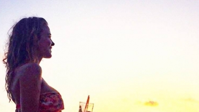 Diletta Leotta osserva il tramonto dal Faro di Capri