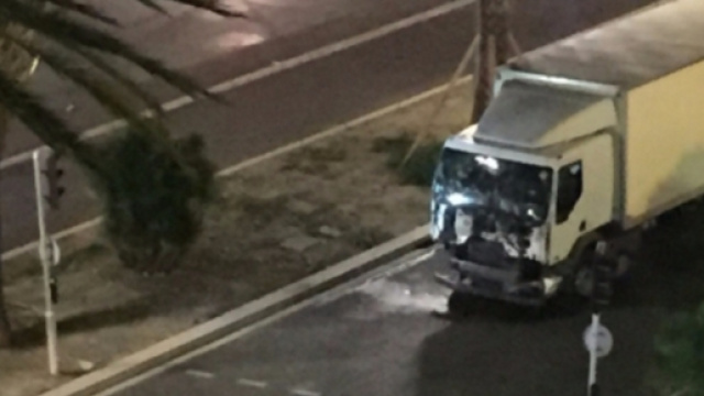 Il camion bianco che ha investito decine di persone e gli spari della polizia.