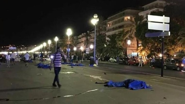 Il lungomare di Nizza disseminato di vittime e feriti