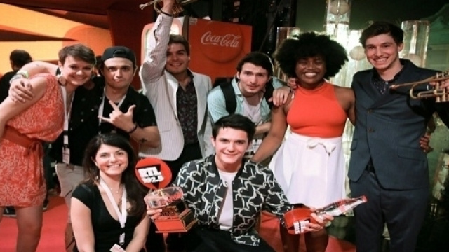 Kungs e la sua band (immagine Witty tv)