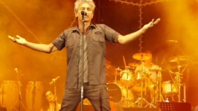Luciano Ligabue durante una esibizione