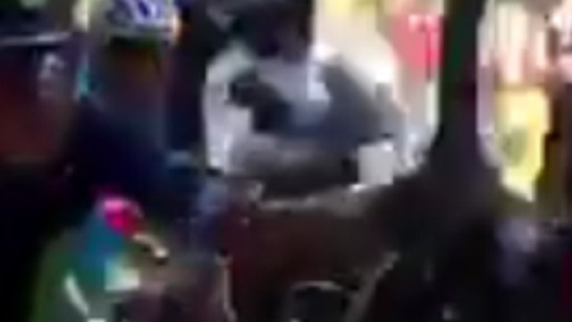 Nairo Quintana attaccato alla moto sul Mont Ventoux