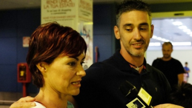 Sergio Cavoli e la moglie Rosalia Italiano all'aeroporto di Elmas.