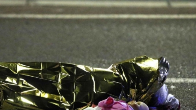 Strage a Nizza, camion contro la folla. Spezzate le vite di molti bambini