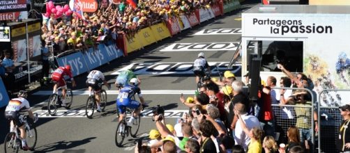 Final pol&eacute;mico en el sprint de la etapa 14 que tuvo como ganador al brit&aacute;nico Mark Cavendish