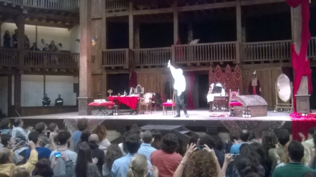 Gigi Proietti ringrazia il pubblico del Globe Theatre