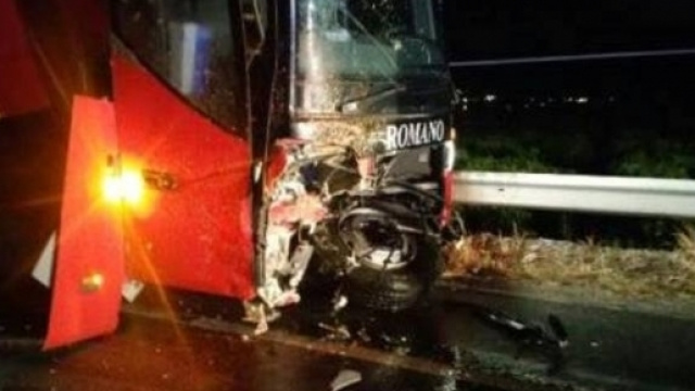 Il mezzo delle Autolinee Romano distrutto dopo l'incidente.