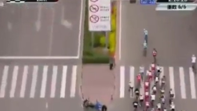 Il momento dell'impatto a due chilometri dall'arrivo