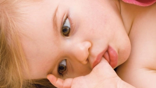 Meno allergie per bimbi che si succhiano pollice - mammeoggi.it