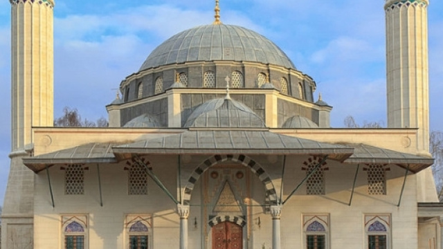 una delle tante moschee edificate dalle comunit&agrave; islamiche nella capitale tedesca