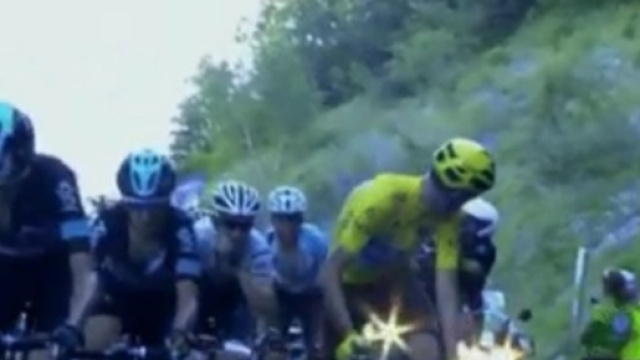 Chris Froome si concede una finta salendo ai Lacets du Grand Colombier
