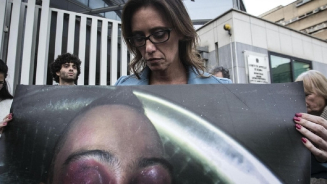 Ilaria Cucchi mostra il volto del fratello morto