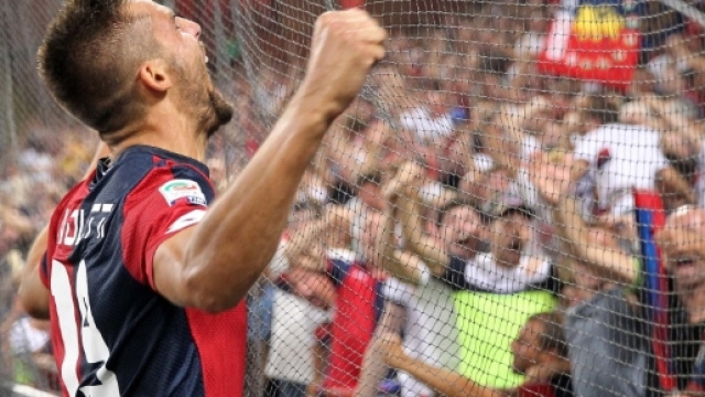 Leonardo Pavoletti sotto la gradinata nord dopo un gol