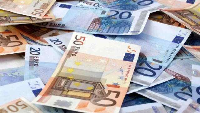 Quasi 500 mila euro portati via al nonno e spesi in scommesse calcistiche e slot machine.
