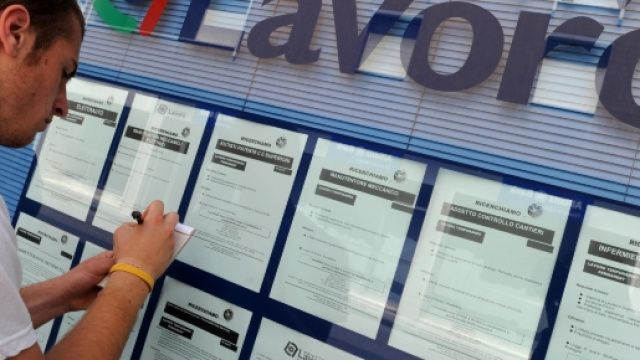 Un giovane disoccupato in cerca di lavoro