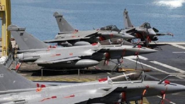 Come annunciato da Hollande, l'aviazione francese &egrave; entrata in azione contro l'Isis