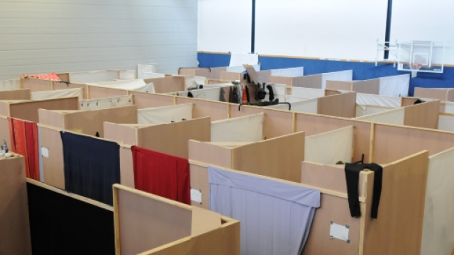 un dormitorio per i profughi all'interno del LaGeso
