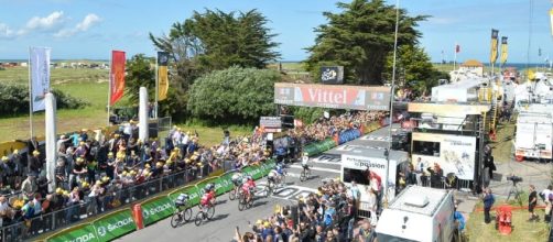 Mark Cavendish se impuso en la etapa inicial del Tour y se enfunda el maillot amarillo