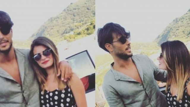 Fabio Ferrara accolto da una ragazza all'arrivo ad Ischia.
