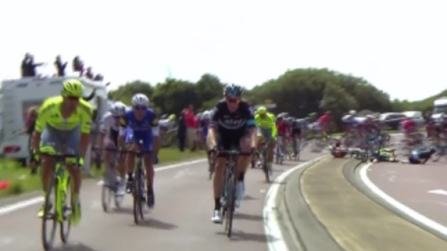 La caduta di Alberto Contador nella prima tappa