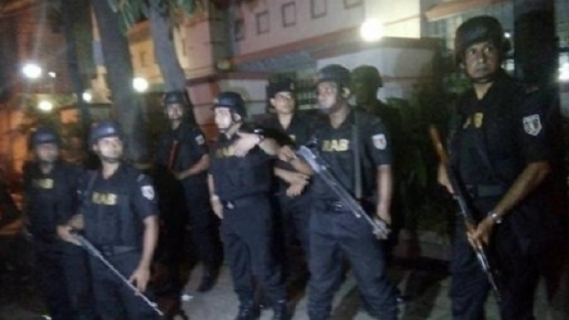 La polizia di Dacca schierata nel quartiere diplomatico di Gulshan